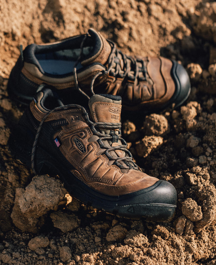 Mens Targhee IV Waterproof Work Shoe Carbon Toe Dark EarthBlack